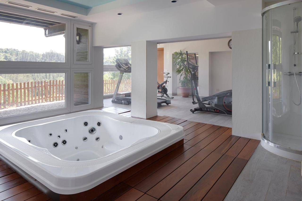 Gimnasio con Jacuzzi y ducha en el hotel de vizcaya Txoriene