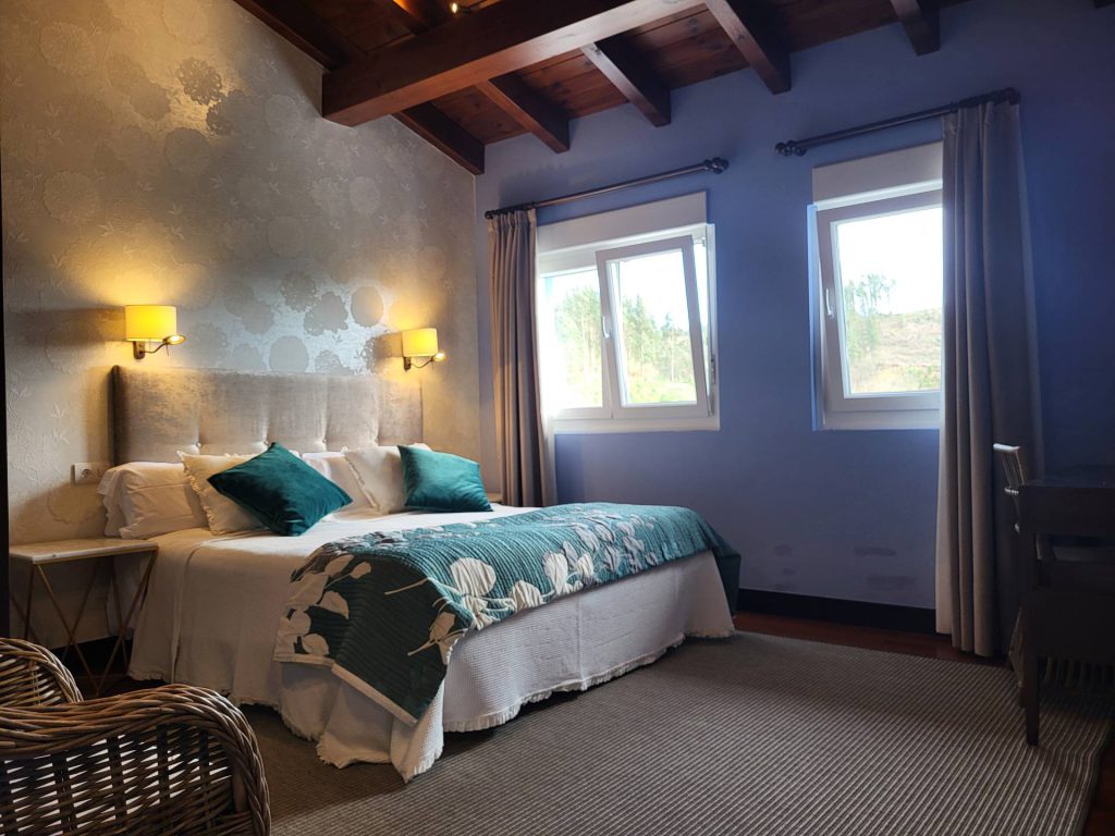 Habitacion morada con tonos beis y verdes